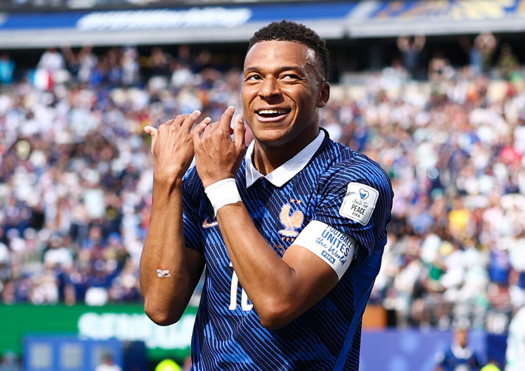Mbappe tỏa sáng ngày ra quân